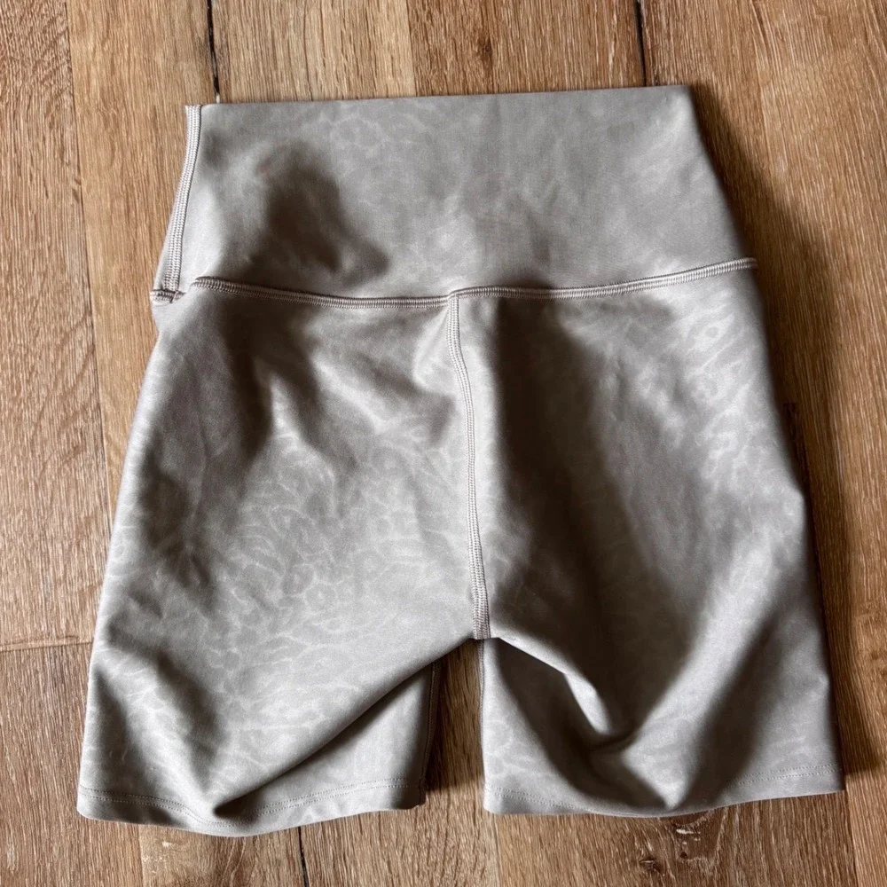 Alo Yoga High-Waist‎ Vapor Leopard Shimmer Biker Shorts Taupe XXS